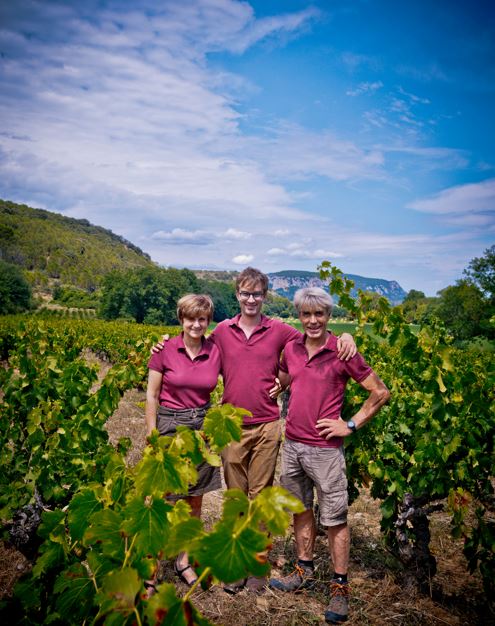 equipe-vignes-bio-vignoble-vigneron-famille-ensemble-domaine-anglas-raisin-brissac-herault-cevennes-min.jpg