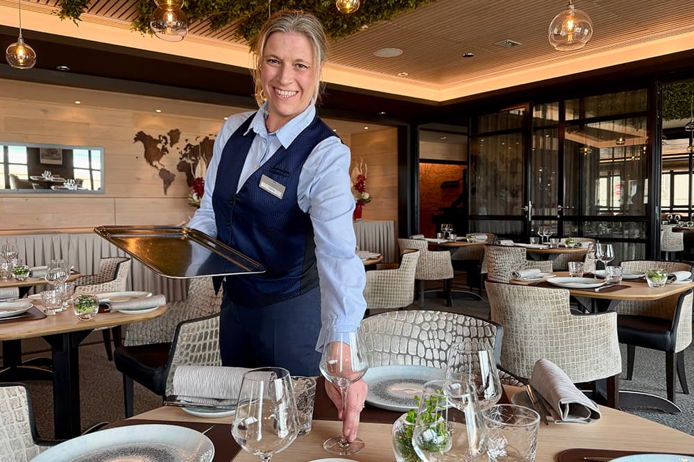 le-nouveau-monde-serveuse.jpg