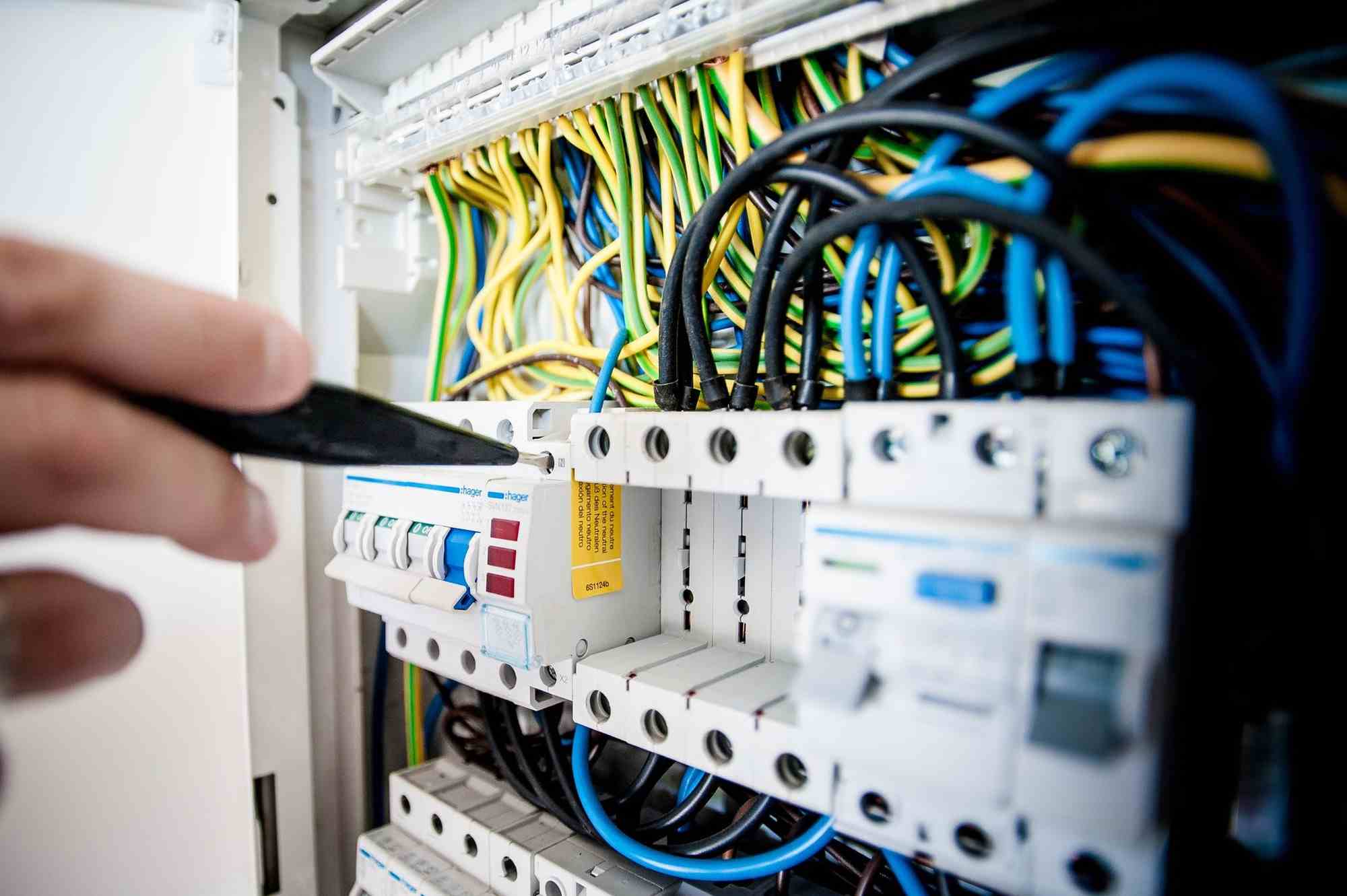 Recrutement: Technicien électricité courant fort et courant faible – Alarme et vidéosurveillance F/H chez Happy Job à Toulouse