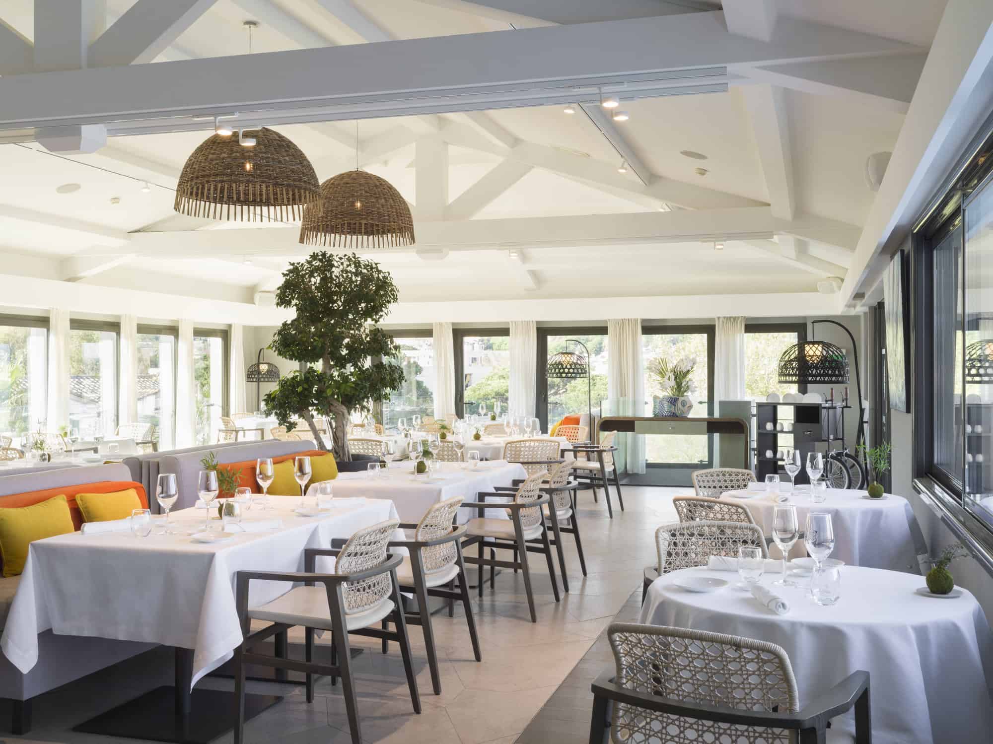 hotel-de-paris-saint-tropez-restaurant-les-toits--franck-hamel-1-1.jpg