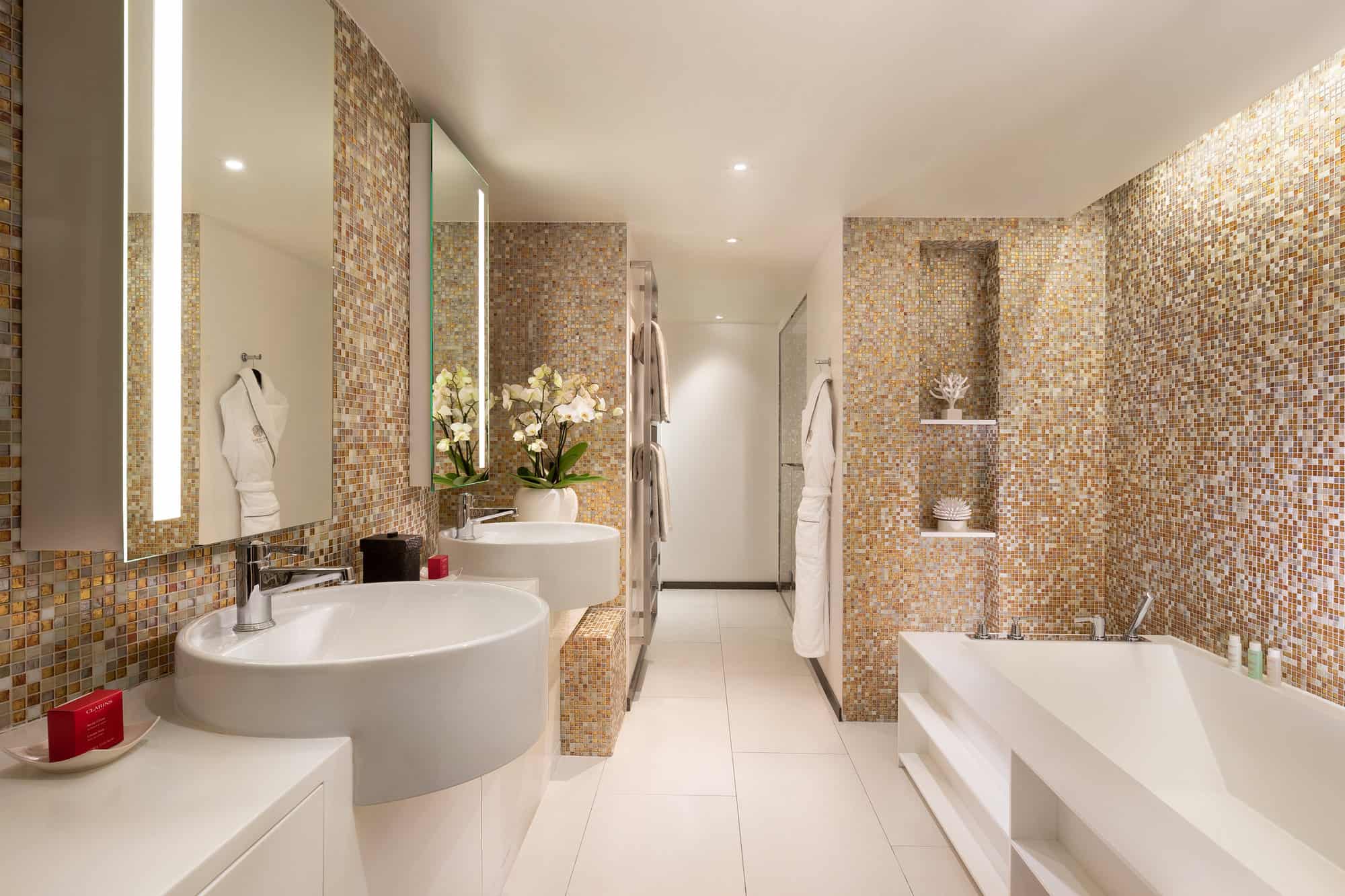 salle-de-bain-dolce-vita-hotel-de-paris-saint-tropez-matteo-barro.jpg
