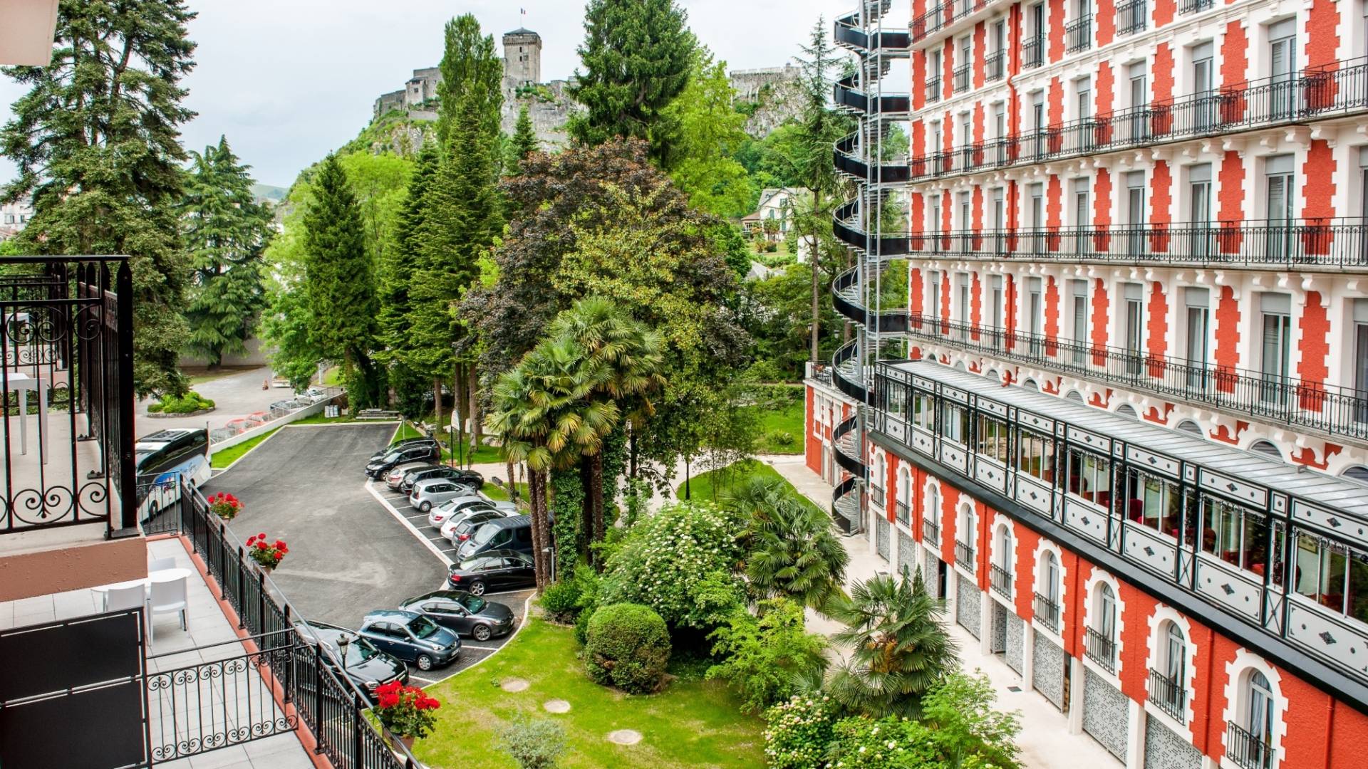 2444vue-sur-le-parc-hotel-romantique-pyrenees-hotel-gallia-londres.jpg.jpeg