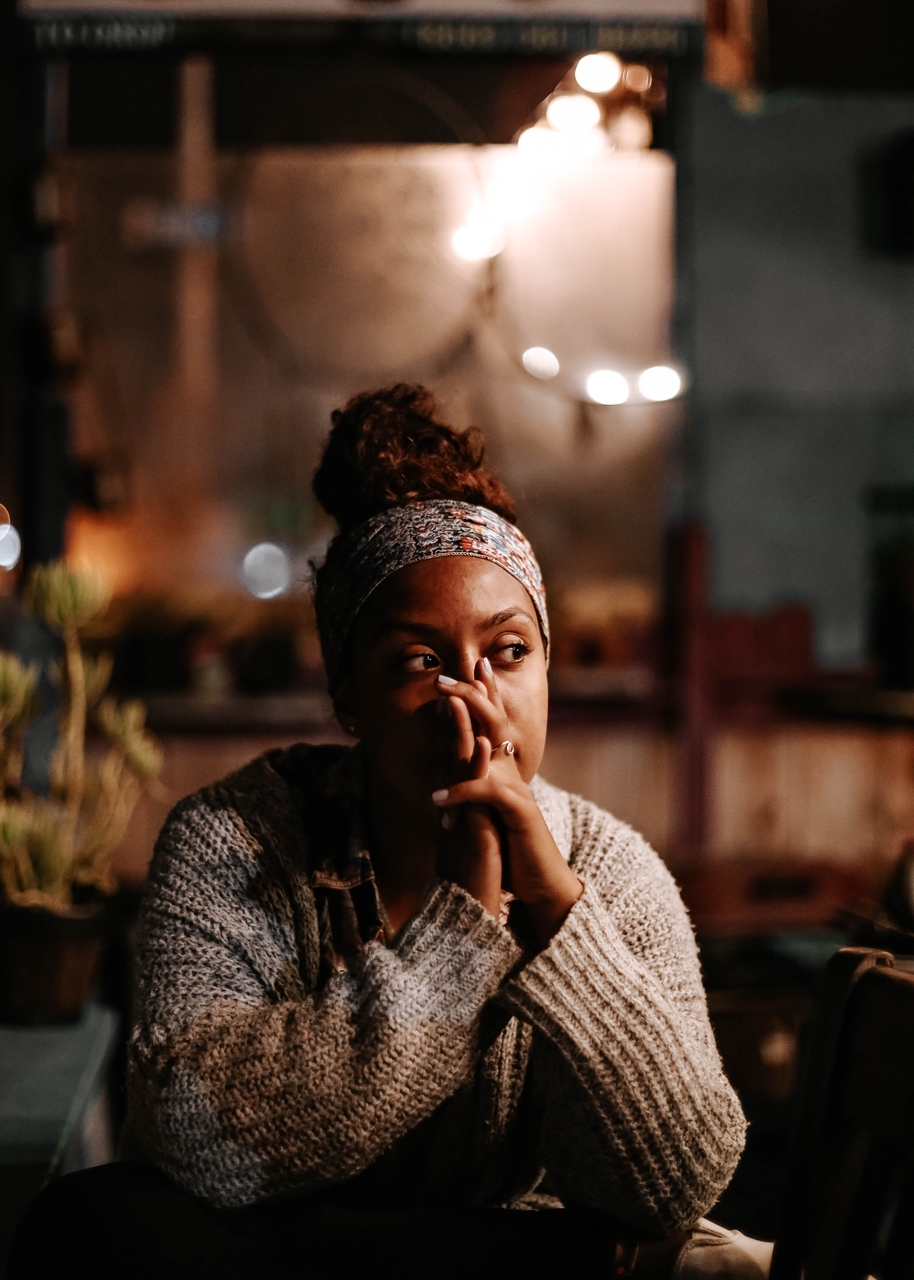 Femme qui réfléchit