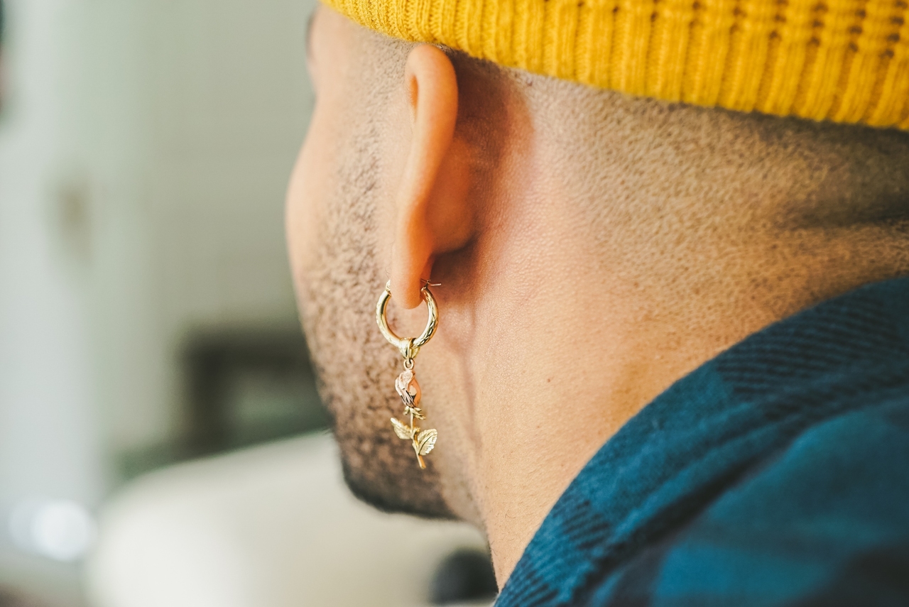 Homme avec boucle d'oreille