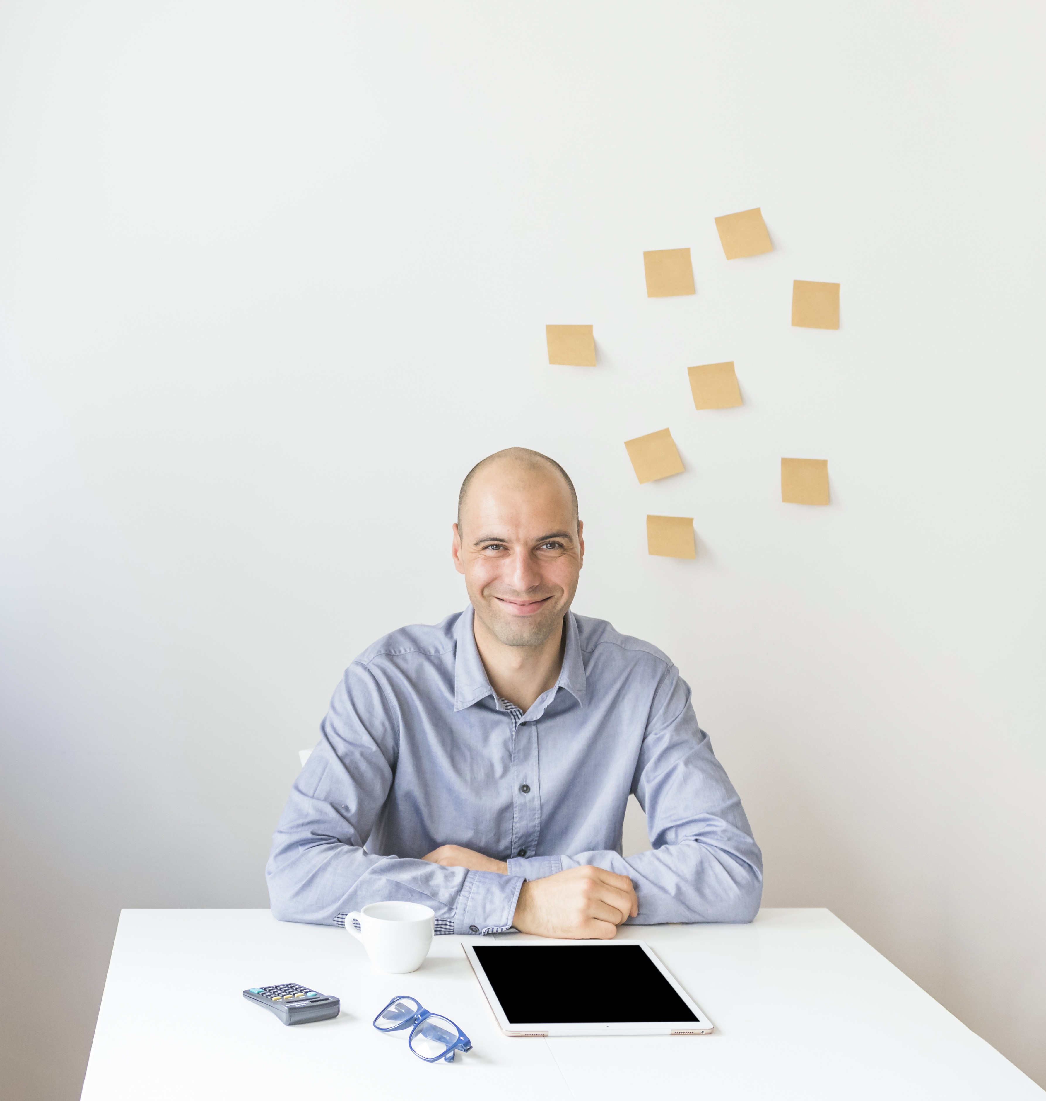 portrait-homme-affaires-seance-femme-affaires-seance-rebord-fenetre.jpg