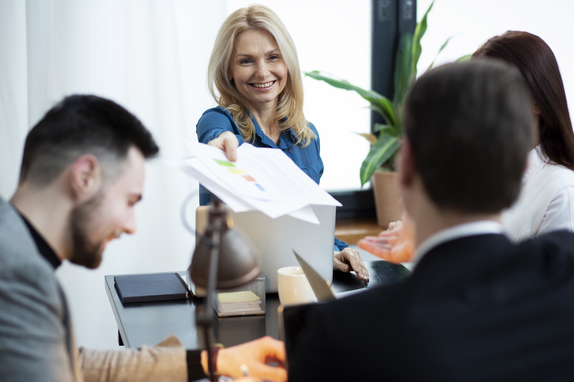 gros-plan-sur-des-personnes-floues-travaillant-ensemble.jpg
