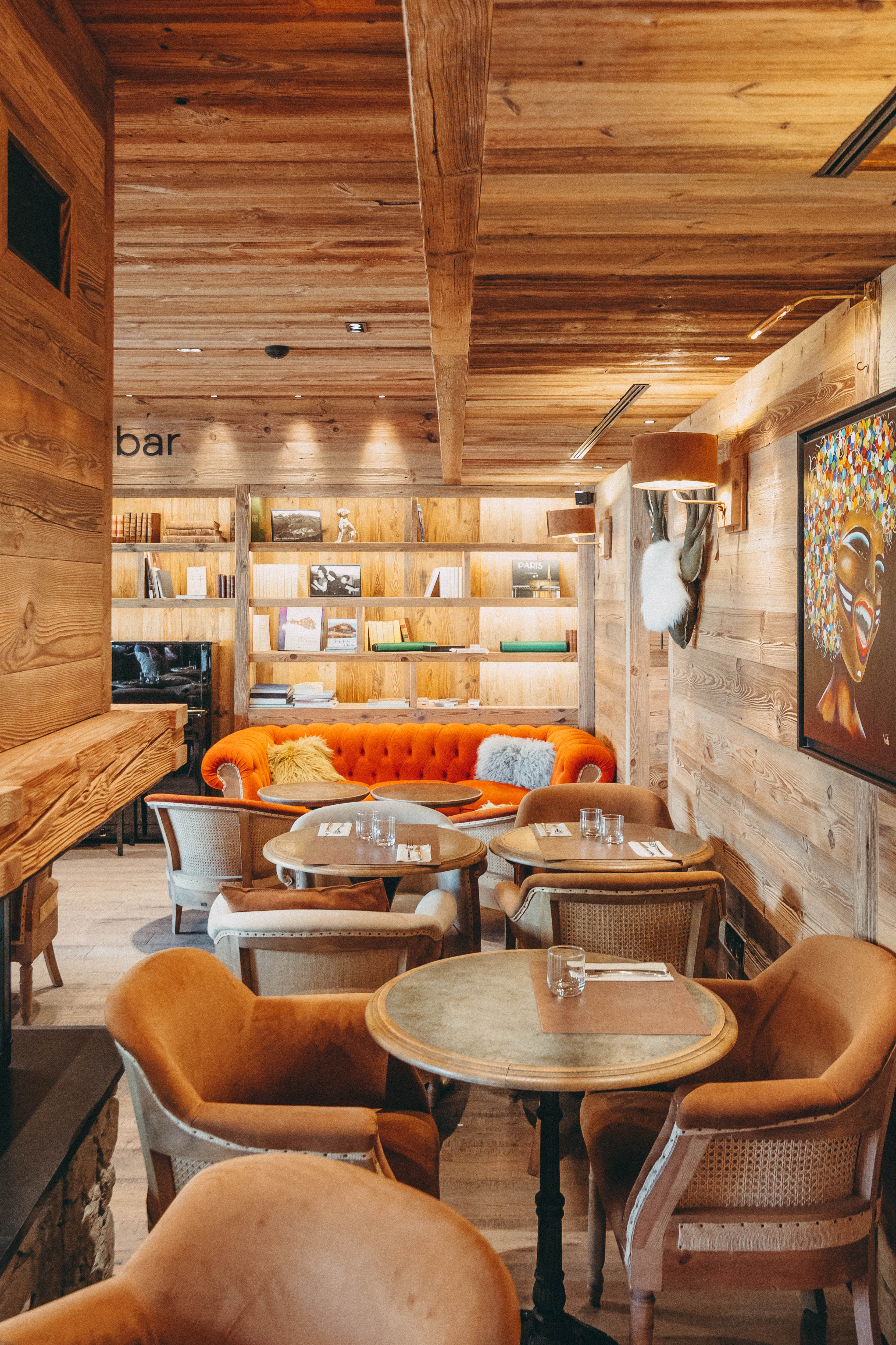 Recrutement: Chef(fe) de rang Bistrot / Barman - Saison d'hiver 2026 F/H chez Le Domaine du V de Vaujany à Vaujany