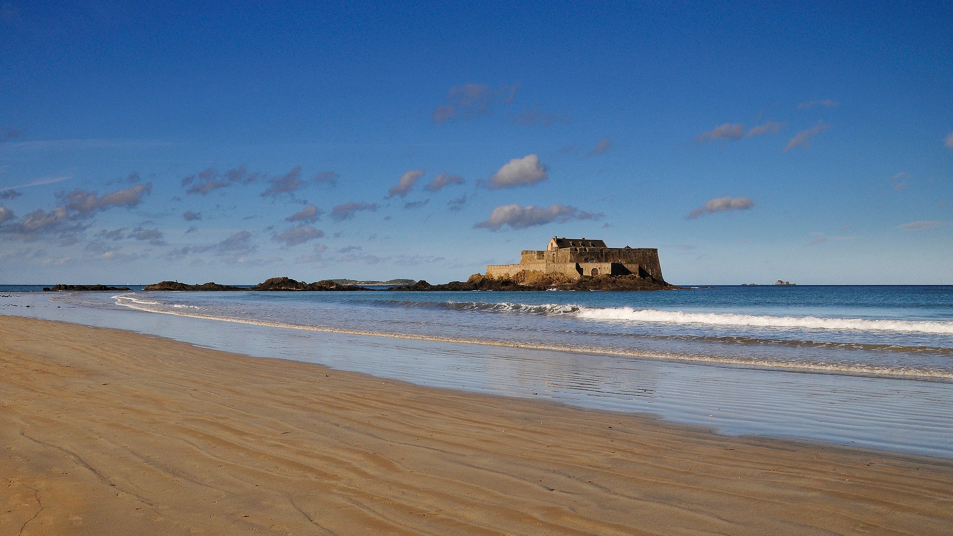 saintmalo-view-of-the-grand-b-picture-id835311484.jpg