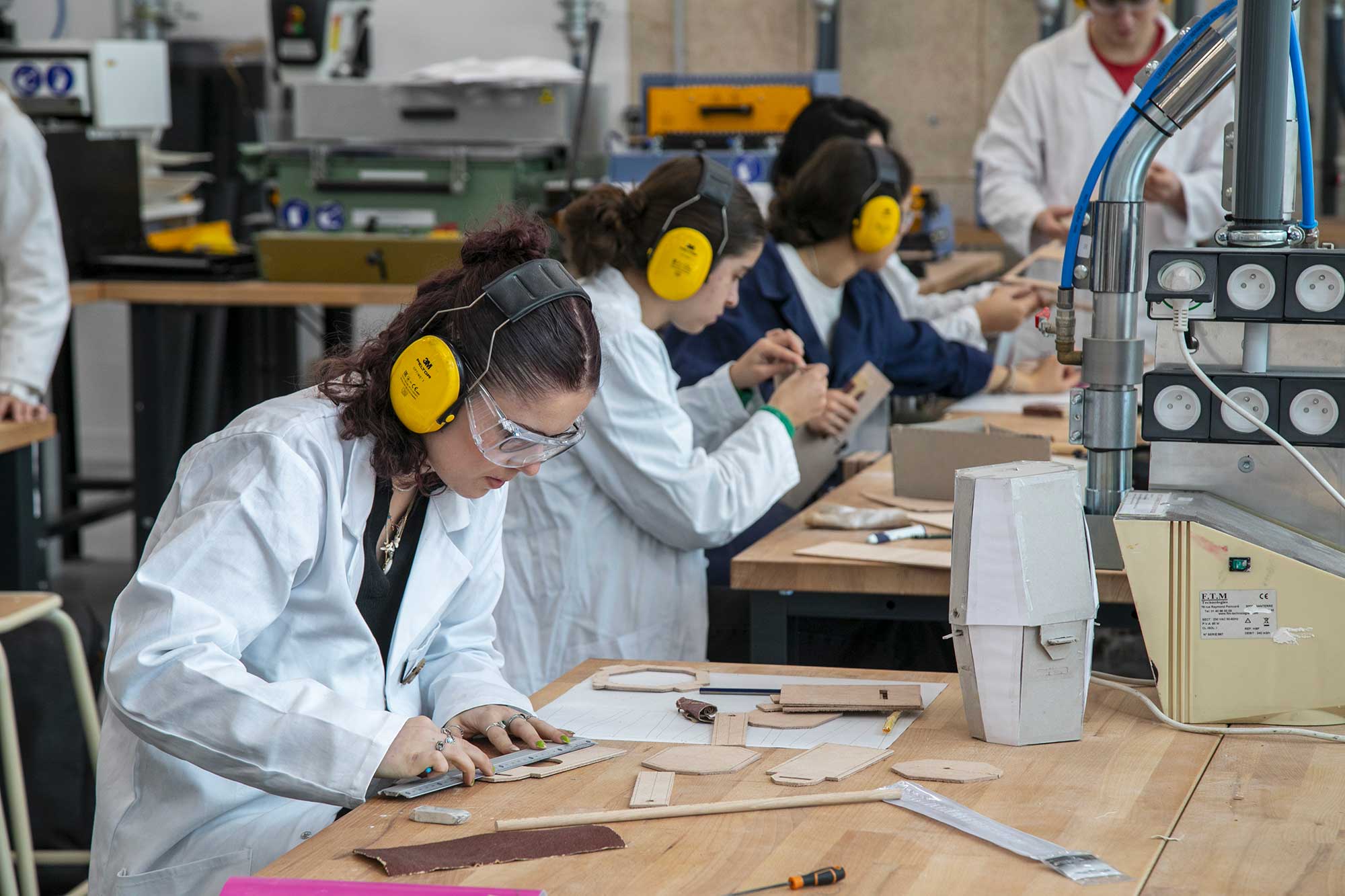 etudiants-workshop-atelier-bois.jpg