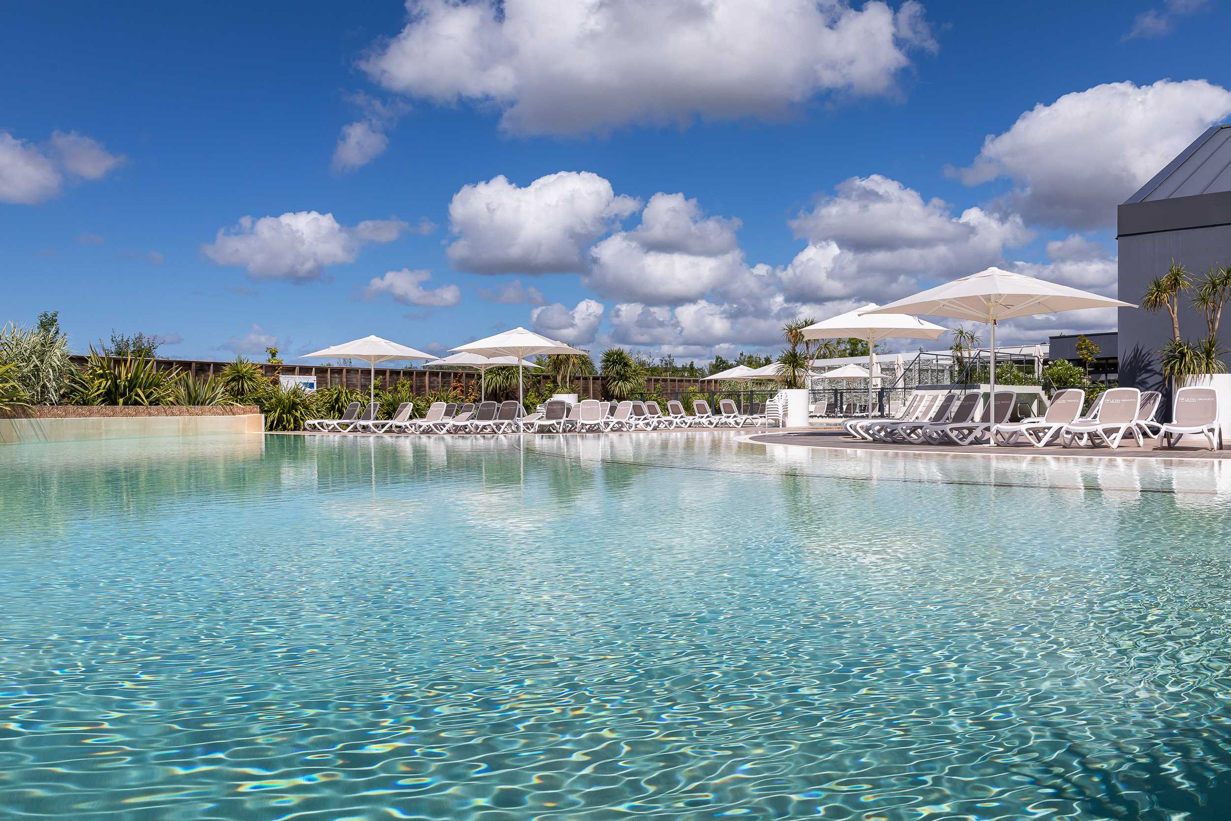 pin-parasol-piscine-exterieure.jpg