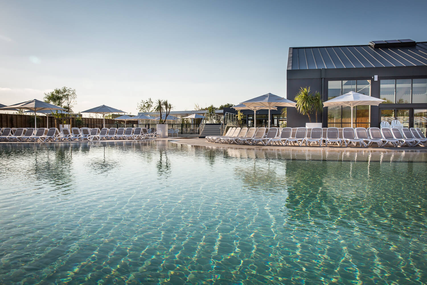 Piscine extérieure transat vacances