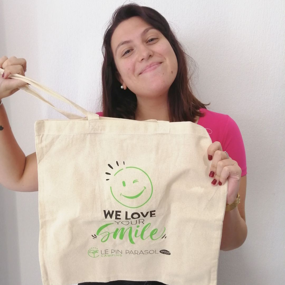 Femme avec tote bag