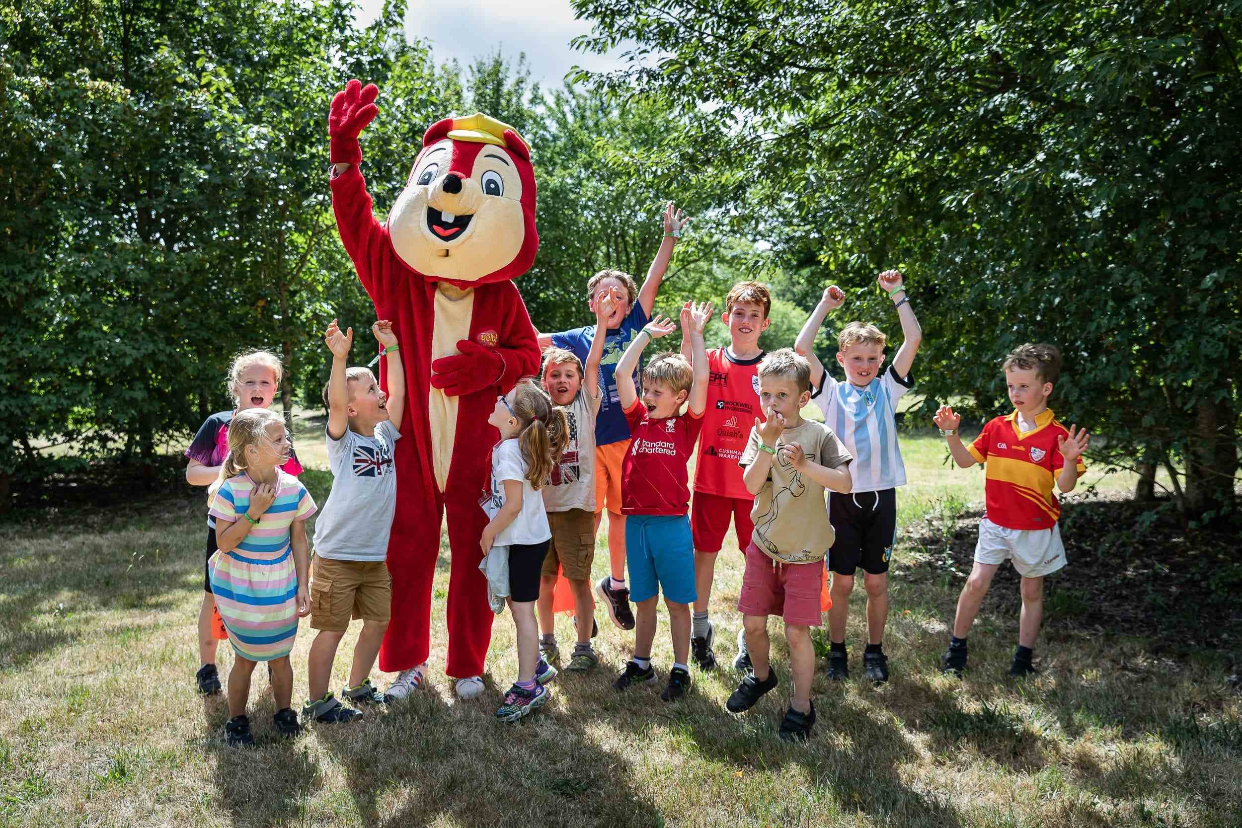 yelloh-village-camping-le-pin-parasol-mascotte-yellito-animation.jpg