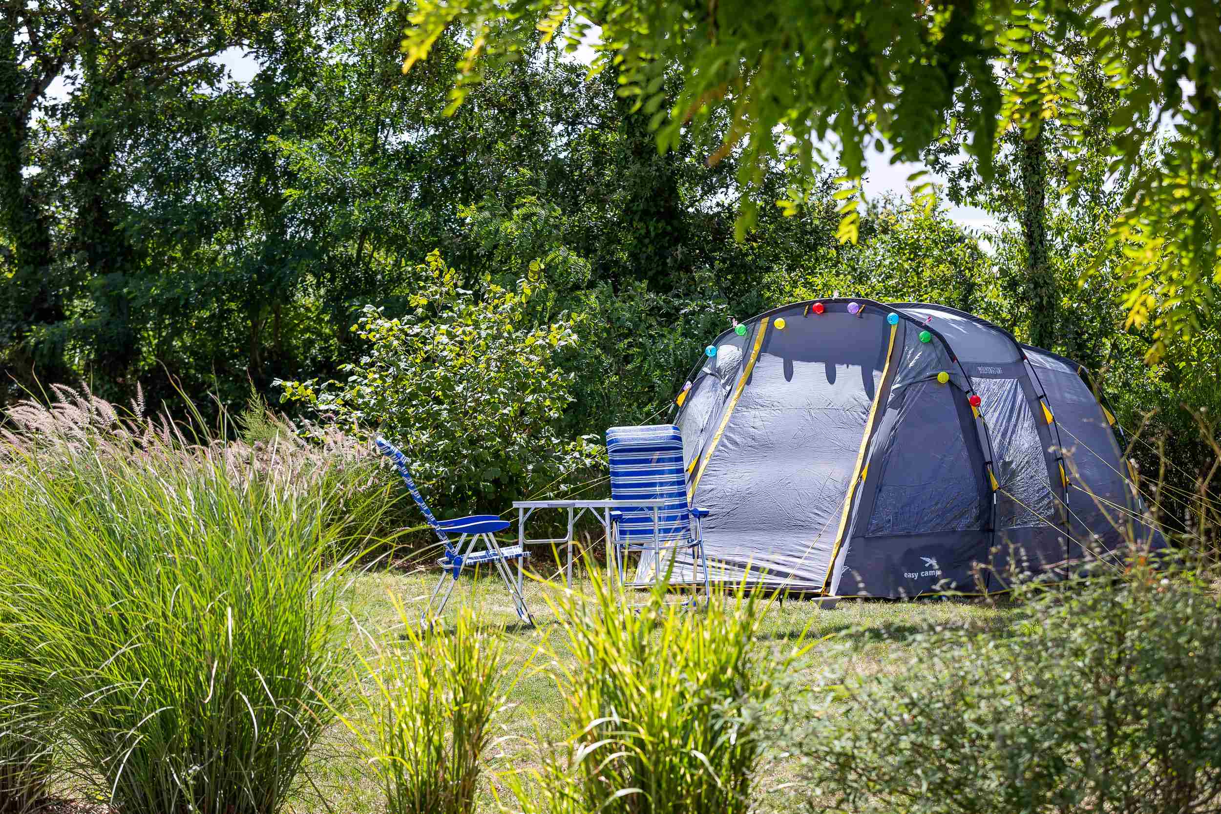 camping-yelloh-village-le-pin-parasol-emplacement-tente.jpg